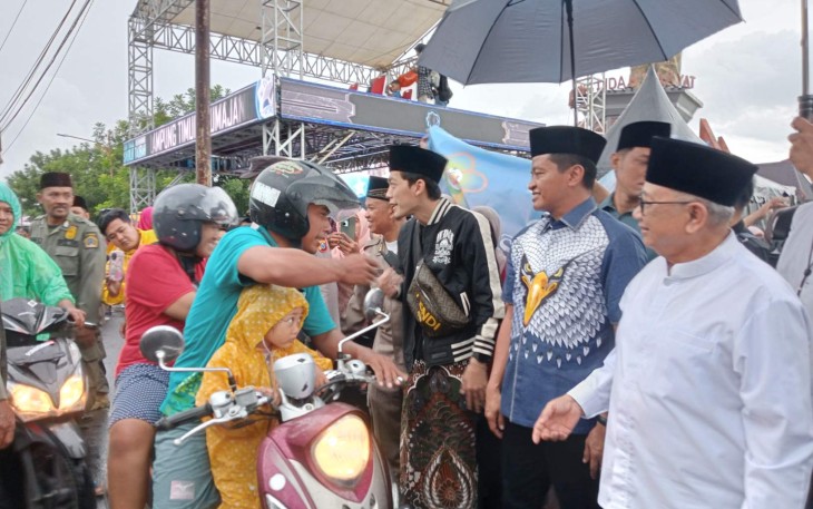 Gus Iqdam bersama Sabilu Taubah dan Rijanto-Beky Saat Bagikan Ta'jil ke Warga (Foto : Faisal NR / Klikwarta.com)