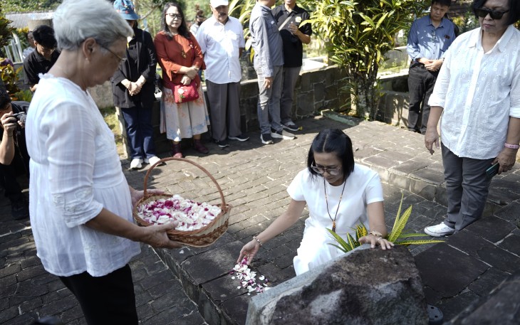 Pimpinan dan civitas academica UKSW menabur bunga dalam kegiatan tabur bunga sebagai bentuk penghormatan bagi para pendiri, Jumat (28-11-2025) pagi.