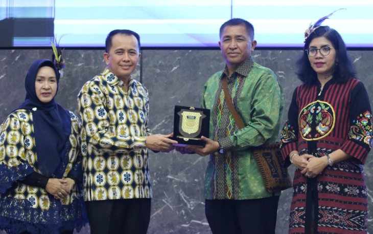 Pj Gubernur Agus Fatoni saat Hadiri Malam Pisah Sambut Kodaeral X Jayapura di Lukmen Hall, Jayapura, Papua, Rabu (20/08/2025).