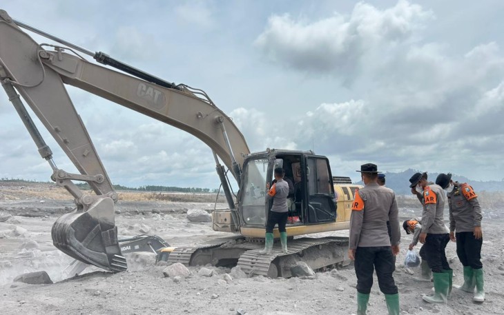 Personel Gabungan Perbaiki Tanggul Sungai di Curah Kobokan Lumajang