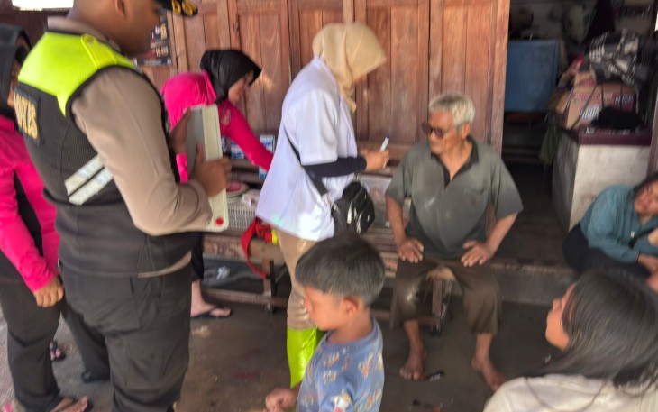 Sidokkes Polres Aceh Singkil saat Berikan Pelayanan Kesehatan Gratis  Bagi Warga Terdampak Banjir