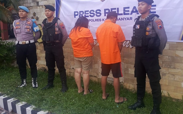 AW dan IAR, tersangka kasus penipuan dan penggelapan ratusan karton oli senilai Rp 357 juta, saat dihadirkan dalam konferensi pers di Mapolres Karanganyar, Jumat (28/11/2025).