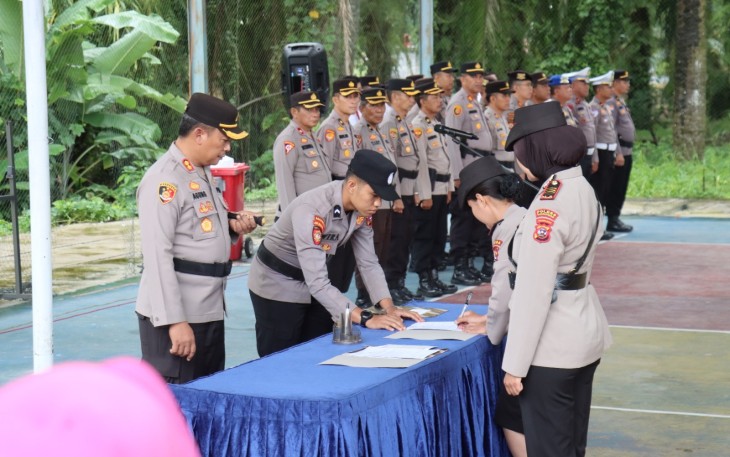 Upacara Serah Terima Jabatan Kasat Lantas di lapangan apel Polres Pasaman Barat, Sabtu (13/9/2025).