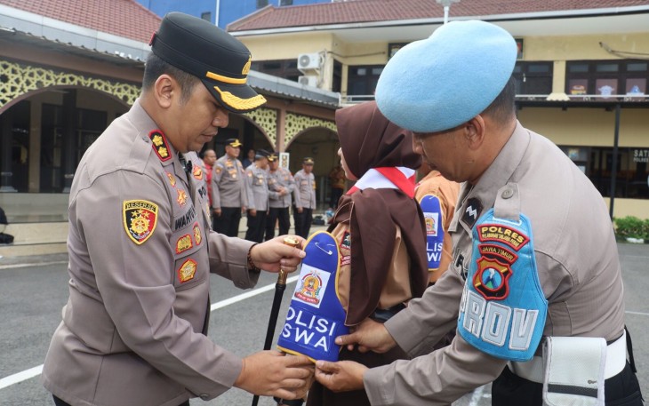 Kapolres Pelabuhan Tanjung Perak, AKBP Wahyu Hidayat, saat melakukan pengukuhan Polwa di Mapolres Pelabuhan Tanjung Perak, Jumat (21/11/2025) sore.