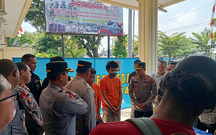 Polisi saat ekspos tersangka di Mapolsek Sunggal Jalan Tahibonar Simartupang Medan Sunggal, Senin (30/06/2025).