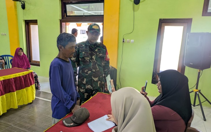 Babinsa Kodim Ponorogo Lakukan Pendampingan Penyaluran Bantuan Langsung Tunai Sementara (BLTS).