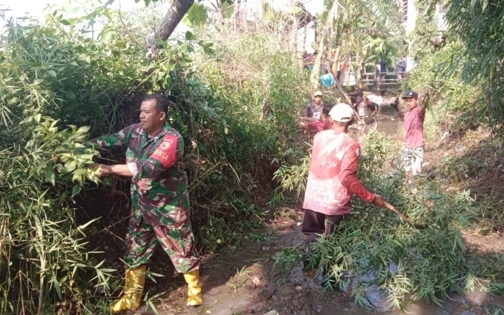 Babinsa Kodim Ponorogo saat Bantu Warga Bersih-Bersih Sungai