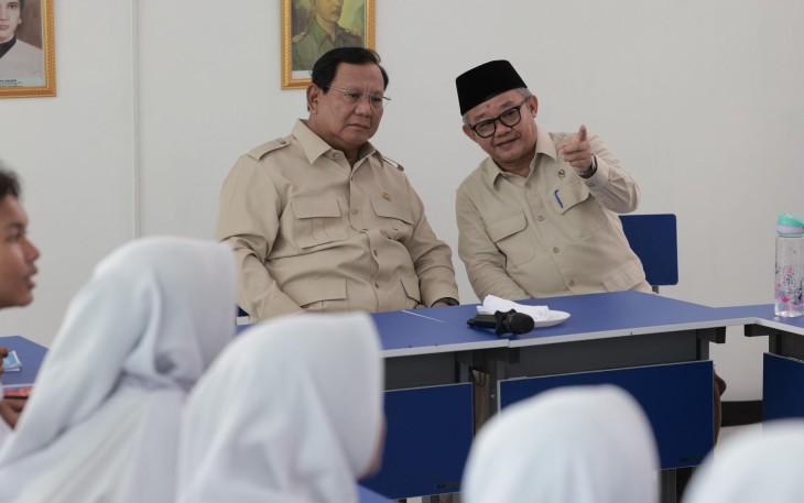 Presiden Prabowo didampingi Mendikdasmen Abdul Mu’ti saat peluncuran Program Digitalisasi Pembelajaran untuk Indonesia Cerdas di SMP Negeri 4 Bekasi, Senin (17/11).
