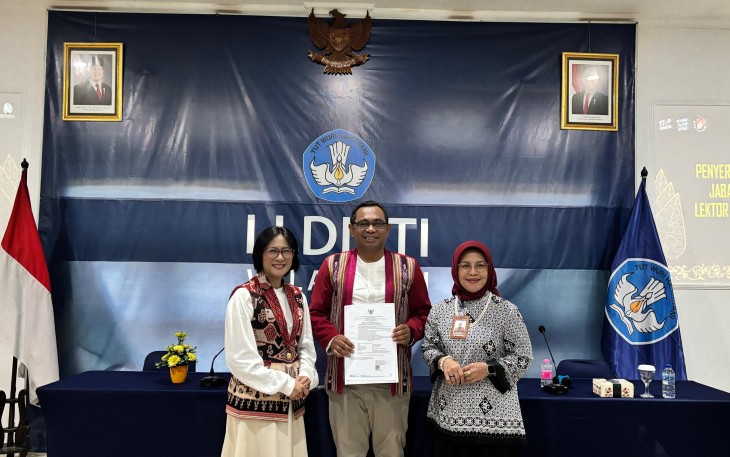 Profesor Pendeta Izak Y.M. Lattu, Ph.D., saat menerima SK Guru Besar bersama Rektor UKSW Profesor Intiyas Utami dan Kepala LLDIKTI Wilayah VI Profesor Aisyah Endah Palupi