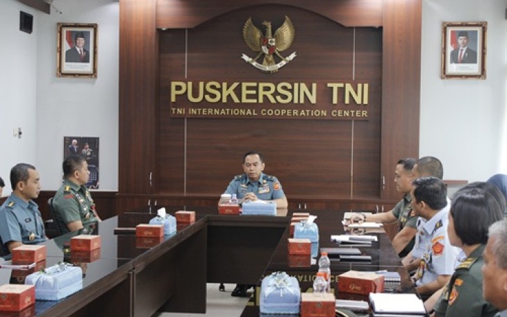 Kepala Pusat Kerja Sama Internasional (Puskersin) TNI Laksamana Pertama Donny Suharto, S.H., M.Tr. Opsla., saat membuka kegiatan di Rupat Puskersin TNI Gedung B1 Lt. 6, Mabes TNI, Cilangkap, Jakarta Timur. Kamis (24/7/2025).