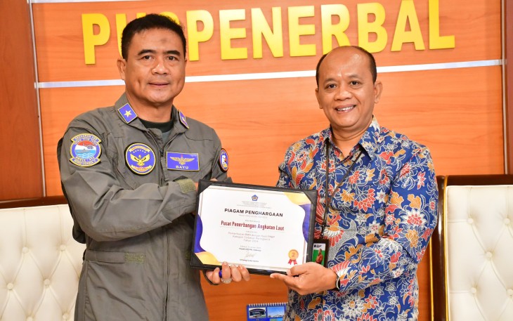 Wakil Komandan Puspenerbal, Laksma TNl Bayu Alisyahbana saat menerima Sertifikat Penghargaan dari Kepala KPKNL Sidoarjo, Untung Sudarwanto yang datang berkunjung di Ruang VlP Gedung R. Kasenda, Mako Puspenerbal Juanda, Kamis (17/4/2025).