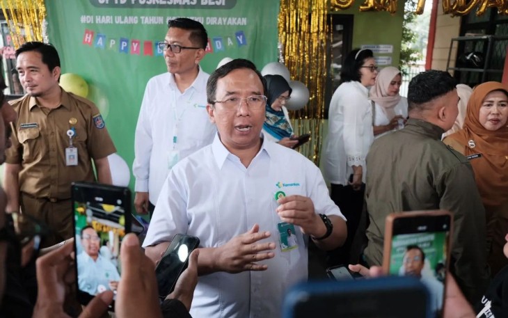 Direktur Jenderal Pelayanan Kesehatan Lanjutan Kementerian Kesehatan (Kemenkes) Republik Indonesia Azhar Jaya saat meninjau pelaksanaan PKG di puskesmas Beji, Depok