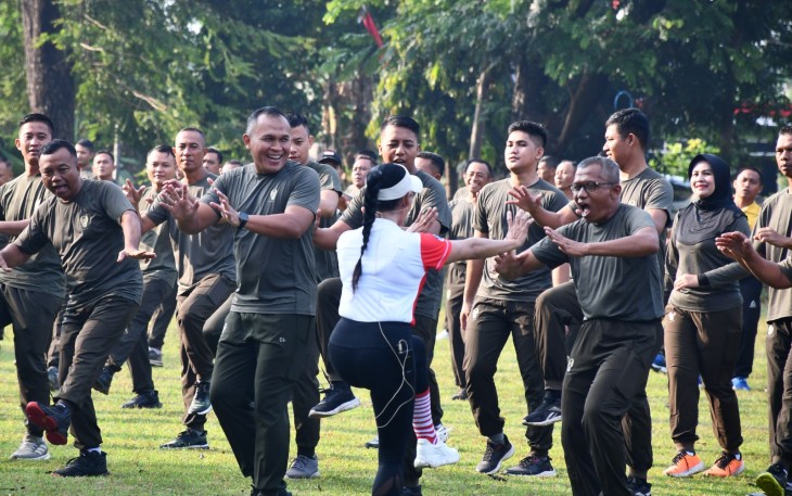 Ratusan personel Korem 081/DSJ dan Satuan Dinas Jajaran (Satdisjan) Madiun itu menyatu dalam harmoni kebugaran dan kebersamaan.