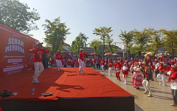 Ratusan warga mengikuti Senam Merdeka bersama Rus Sumaryati di Taman Pancasila, Karanganyar, Sabtu (2/8/2025) pagi.