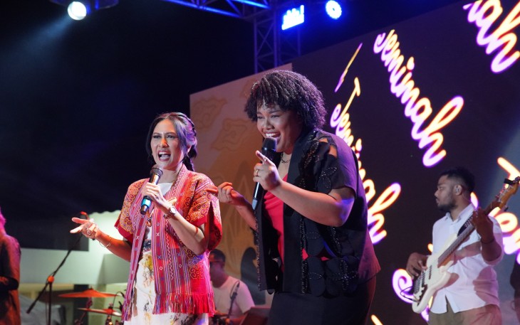 Rektor Intiyas bernyanyi bersama Jemimah Cita dalam penutupan Gelar Inovasi Harmoni Nusantara (GIHN) Universitas Kristen Satya Wacana (UKSW), Rabu (08-10-2025) malam.
