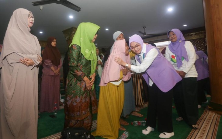 Ketua Dewan Pembina DPP Perempuan Bangsa, Rustini Muhaimin saat Salurkan Bantuan Sosial untuk Korban Banjir di Bali