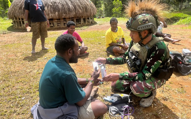 Prajurit Satgas 700/WYC dalam Safari Honai di Kampung Tuanggi, Distrik Gome Utara, Kabupaten Puncak.