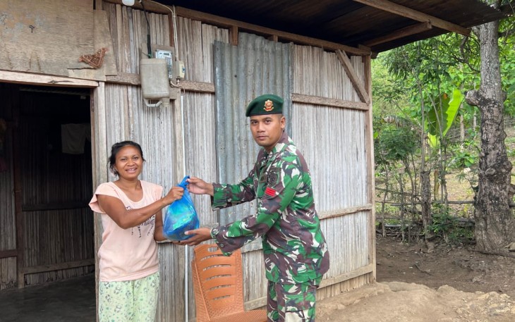 Satgas Pamtas RI-RDTL saat bagikan sembako untuk Masyarakat Sekitar Umanen.
