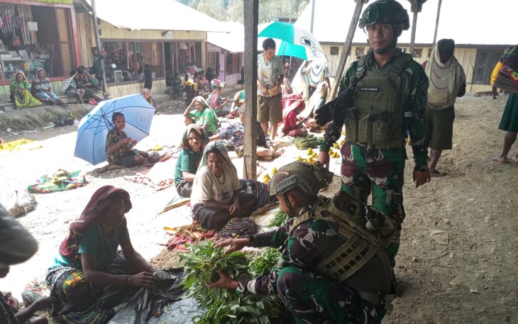 Satgas Yonif 700/WYC Borong Hasil Tani Warga Sinak