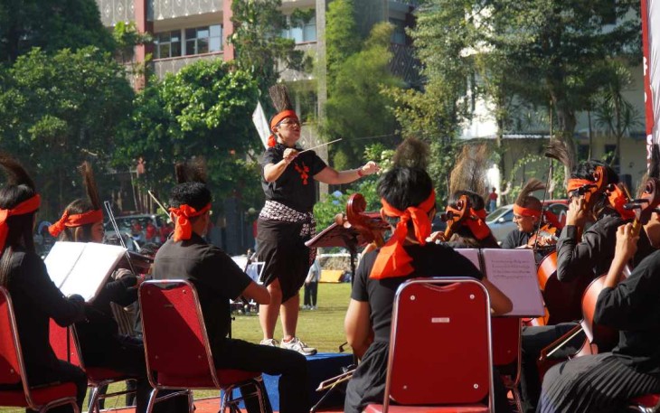 Satya Symphony Orchestra iringi Upacara HUT ke-80 Kemerdekaan Republik Indonesia (RI) di Lapangan John Osok UKSW, Minggu (17-08-2025)