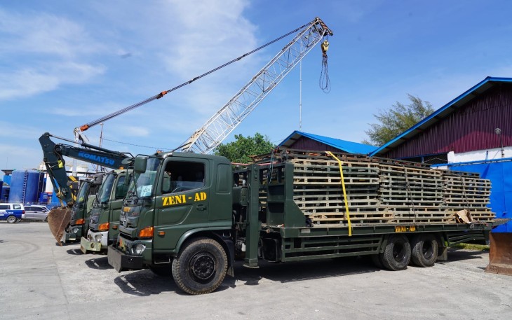 Sejumlah perlengkapan vital diturunkan, antara lain tiga set jembatan Bailey, satu unit truk alkap jembatan, satu kendaraan tangki BBM berkapasitas 8.000 liter, dua unit buldoser, satu unit ekskavator, serta satu unit truk angkut.