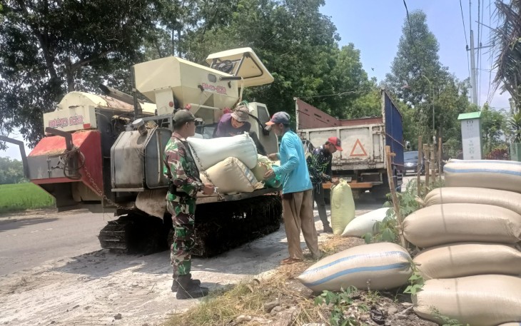 Komsos pendampingan dan pengawalan petani di Desa Sukosari Kecamatan Babadan Kabupaten Ponorogo, Minggu (27/04(2025).