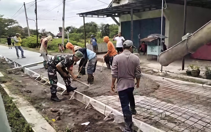 Babinsa Sidorejo dan Warga saat Gotong Royong Bangun Jalan Lingkungan