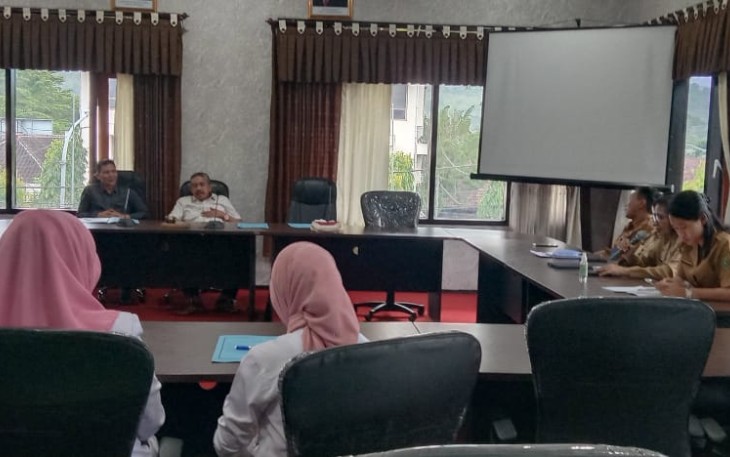 Situasi penyampaian aspirasi guru PPPK angkatan 2023, kepada DPRD Kabupaten Trenggalek, di ruang BANMUS.