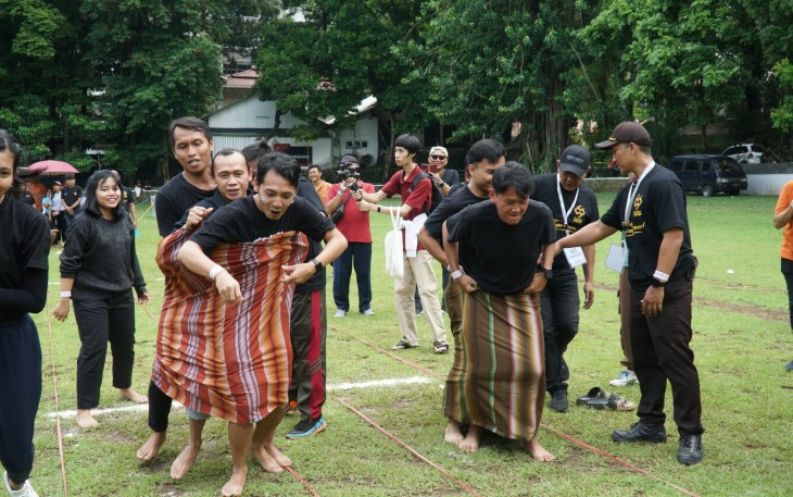 Suasana lomba acara “Fun Games 2025” dalam rangka menyambut Dies Natalis ke-69 UKSW di Lapangan John Osok. 
