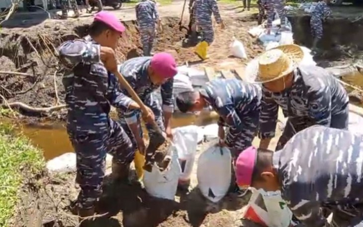 TNI AL saat Bangun Jembatan Darurat