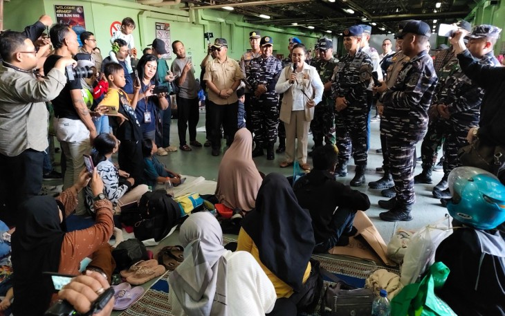 TNI AL Berikan Pelayanan Arus Balik Gratis Dengan KRI Banjarmasin-592 Menuju Jakarta 