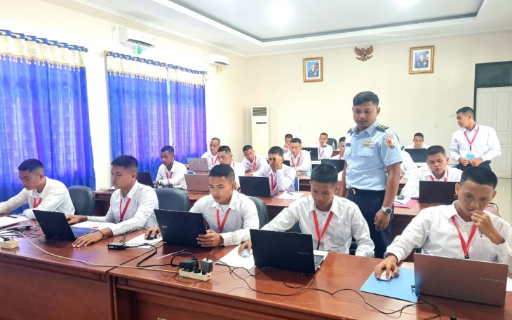 22 Orang Casis TNI AU saat Ikuti Tes Psikologi di Lanud RSA Natuna di ruang rapat Mako Lanud RSA Natuna Kecamatan Bunguran Timur Kabupaten Natuna, Selasa (5/8/2025).