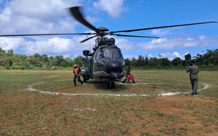 Helikopter Caracal Skadron Udara 8 membawa tim medis dari Lanud Sultan Hasanuddin menuju Luwuk Banggai, Sabtu (20/9/2025).