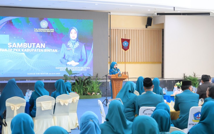 Ketua TP PKK Bintan, Hafizha Rahmadhani saat menyampaikan apresiasi kepada seluruh kader PKK atas dedikasi dan kerja sukarela dalam menjalankan 10 Program Pokok PKK.