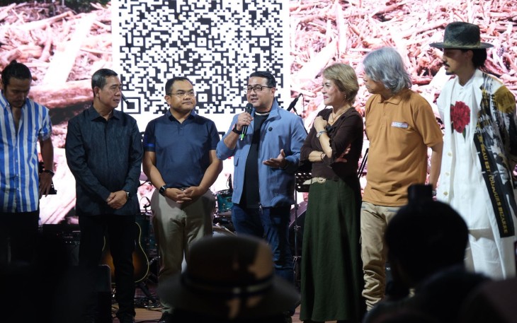 Caption: Menteri Ekonomi Kreatif, Teuku Riefky Harsya, menghadiri Konser Amal untuk Bencana Alam Sumatera di T Space Bintaro Sektor 9, Tangerang Selatan, Minggu (7/12/2025).