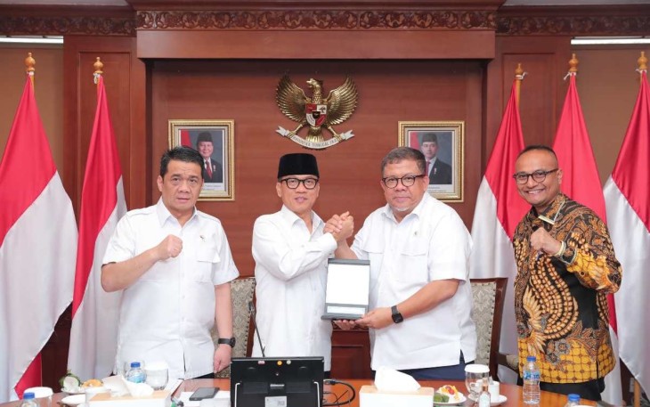 Mendes PDT Yandri Susanto menerima audiensi Wakil Menteri Perumahan dan Kawasan Permukiman Fahri Hamzah, di ruang kerjanya, Selasa (11/2/2024). 