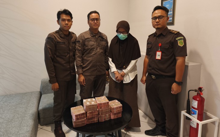 Tim penyidik Kejari Karanganyar menyita uang tunai Rp 1 miliar dari P, tersangka utama kasus korupsi pengadaan alat kesehatan (alkes) di Dinkes Karanganyar, Kamis (10/7/2025).