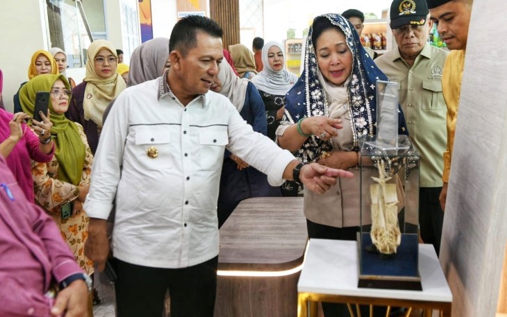 Titiek Soeharto menyimak penjelasan Gubernur Kepri mengenai salah satu koleksi budaya di Gedung LAM Kepri, Tanjungpinang, Minggu (22/6).
