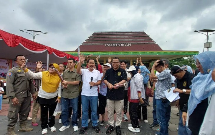 Wakil Wali Kota Depok, Chandra Rahmansyah mengunjungi Alun-alun Kota Depok, Minggu (23/02/25)