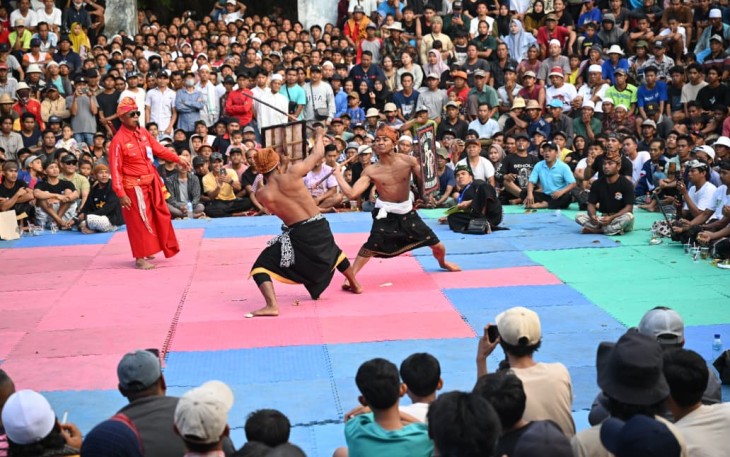 Tonton Kesatria Sasak Dalam Peresean