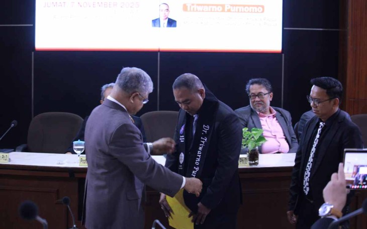 Triwarno Purnomo, S.STP_., M.Si_., Staf Ahli Gubernur Papua Bidang Pemerintahan, Hukum, dan Politik, meraih gelar doktor ke-97 Program Doktor Studi Pembangunan (DSP) UKSW.
