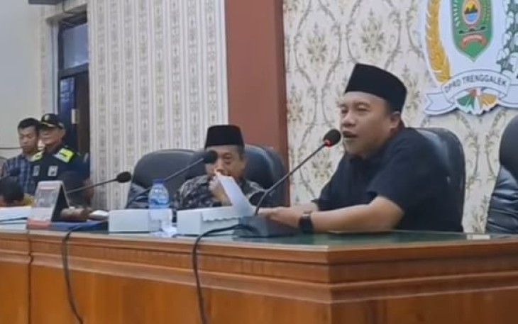 Unsur pimpinan DPRD Kabupaten Trenggalek, saat menerima aspirasi ratusan nasabah KSPPS (Koperasi Simpan Pinjam Pembiayaan Syariah) Madani, di aula DPRD setempat.