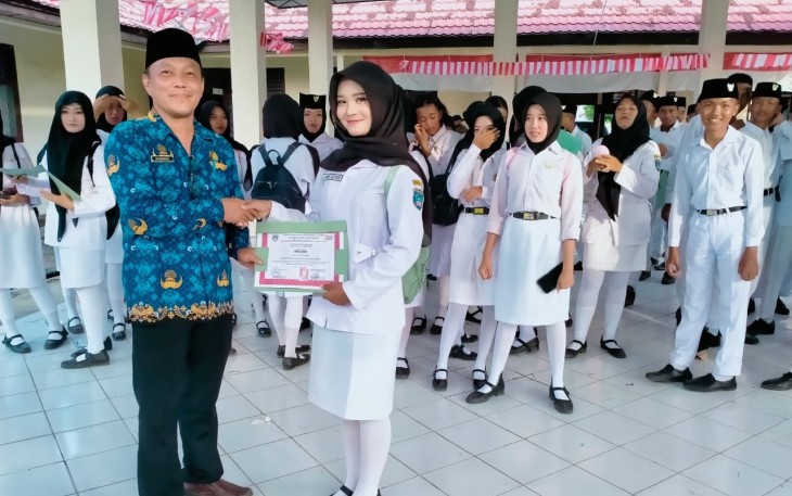 Camat Sigit saat memberikan piagam penghargaan kepada paskibra