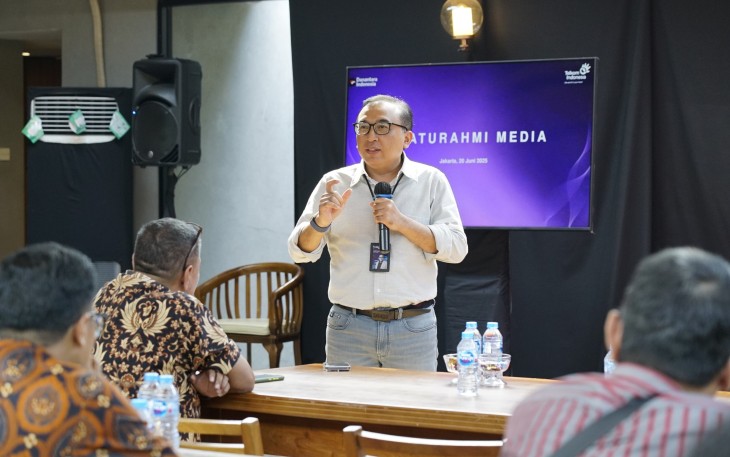 Vice President Corporate Communication PT Telkom, Andri Herawan Sasoko saat memberikan pemaparan 7 program kerja 100 hari direksi Telkom bersama  awak media di acara Silaturrahmi Telkom dan Media bertema Business Update di Bale Nusa, Pakubuwono, Jakarta, Jumat (2006).