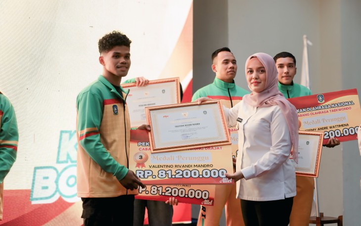 Wakil Bupati Bintan Deby Maryanti saat penyerahan bonus kepada para atlet dan pelatih peraih medali pada Pekan Olahraga Nasional (PON) XXI Aceh-Sumut tahun 2024 lalu.