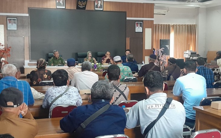 Wakil Bupati Blora Sri Setyorini dan penambang saat rapat di gedung C Dinas Pendidikan Kabupaten Blora.