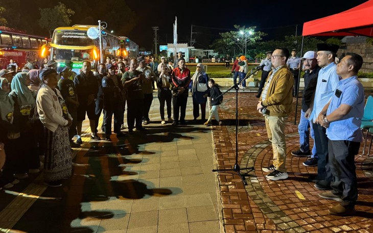 Wakil Bupati Karanganyar Adhe Eliana berserta jajaran Forkopimda setempat menyambut kedatangan para pemudik dari Jakarta, di halaman Masjid Agung Madaniyah, Rabu (2632025) malam.