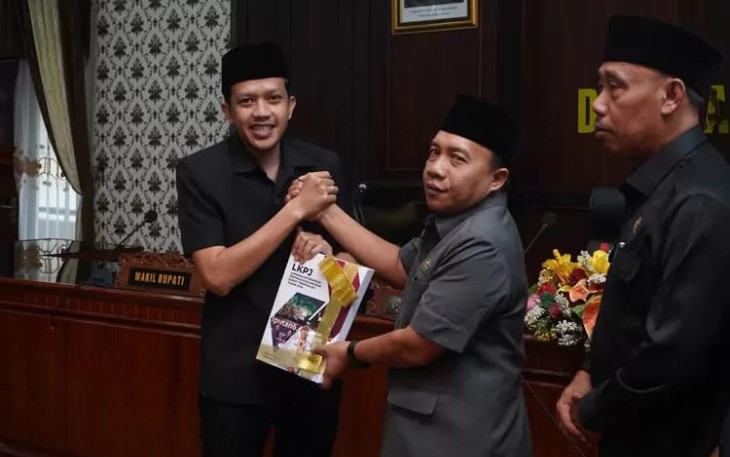 Wakil Bupati Trenggalek, saat menyampaikan Laporan Keterangan Pertanggungjawaban (LKPJ) Bupati Trenggalek terkait Anggaran Pendapatan dan Belanja Daerah, kepada Ketua DPRD Kabupaten Trenggalek.