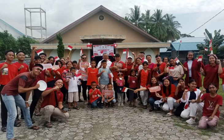 Foto bersama di halaman Gereja Katolik Santo Paulus, Kelurahan Batu Hitam, Kecamatan Bunguran Timur, Natuna, Senin (18/8/2025).