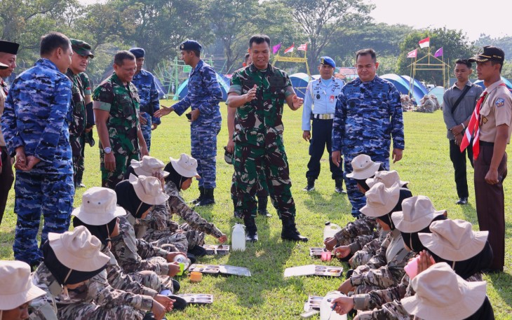 Wakil Panglima TNI Jenderal TNI Tandyo Budi R. saat meninjau langsung pelaksanaan program KKRI di Lanud Halim Perdanakusuma, Jakarta Timur, Sabtu (20/9/2025).